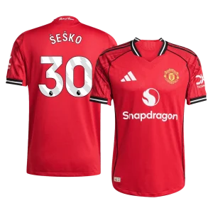 Manchester United Kotipelipaita 2025/26 – ŠEŠKO #30 (Pelaajaversio)